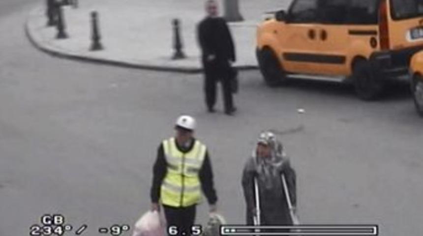 Trafik Polisinin Yaşlı Kadına Yardımı Mobese Kameralarına Yansıdı