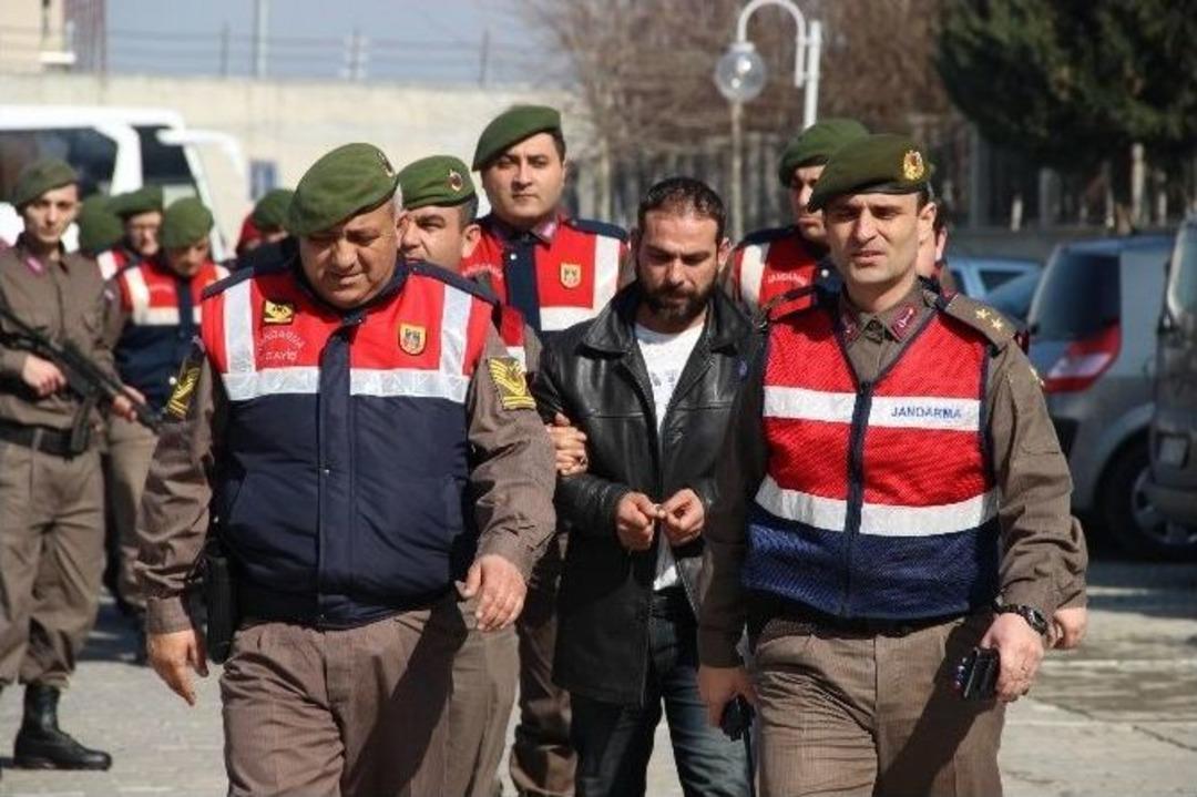 İki Kişiyi D&ouml;verek &Ouml;ld&uuml;rm&uuml;ş