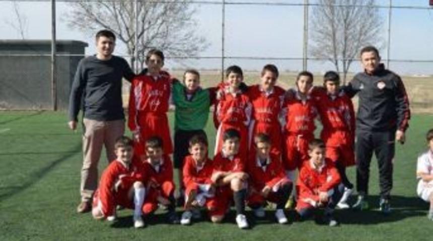 Eskil’de Minikler Futbol Turnuvası