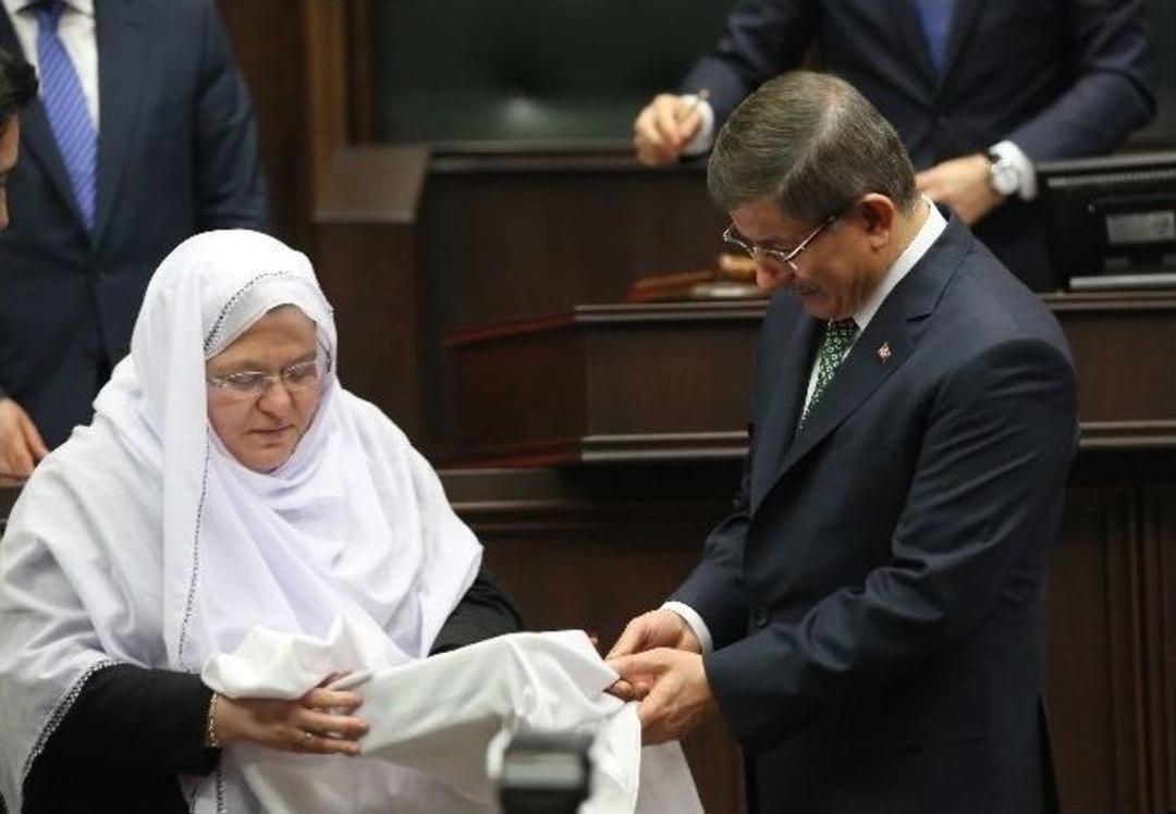 Davutoğlu&rsquo;na Kur&rsquo;an-ı Kerim Hediye Eden Kadın Belediye Başkanı İlgi Odağı Oldu