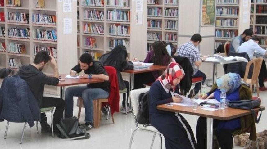 Esenyurtlu &Ouml;ğrenciler, K&uuml;t&uuml;phanelere Akın Ediyor