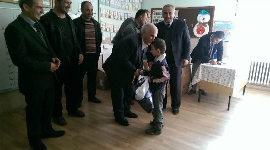 Ak&ccedil;adağ&rsquo;da İhtiya&ccedil; Sahibi &Ouml;ğrencilere Kıyafet Yardımı Yapıldı