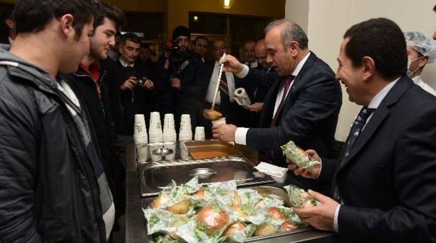 K&uuml;t&uuml;phaneye Gelene &Ccedil;orba İkramı