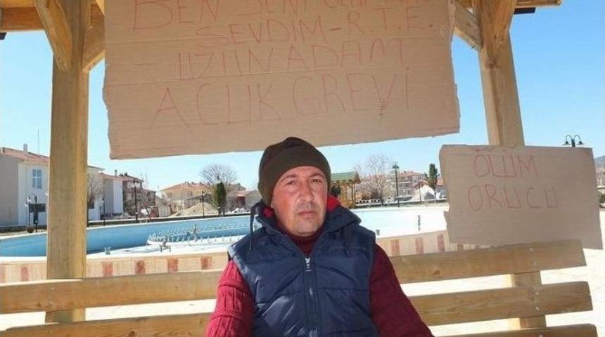 Belediyedeki İşinden Olunca Parkta &ldquo;a&ccedil;lık Grevine&rdquo; Başladı