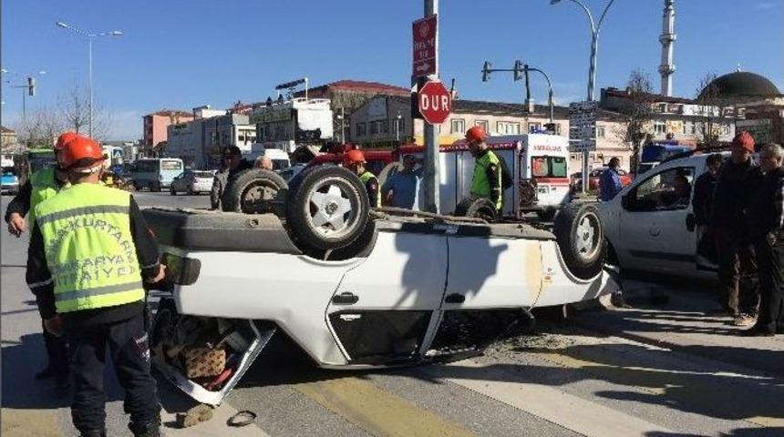 Direksiyon Hakimiyetini Kaybeden S&uuml;r&uuml;c&uuml; Tabelaya &Ccedil;arpıp Ters D&ouml;nd&uuml;