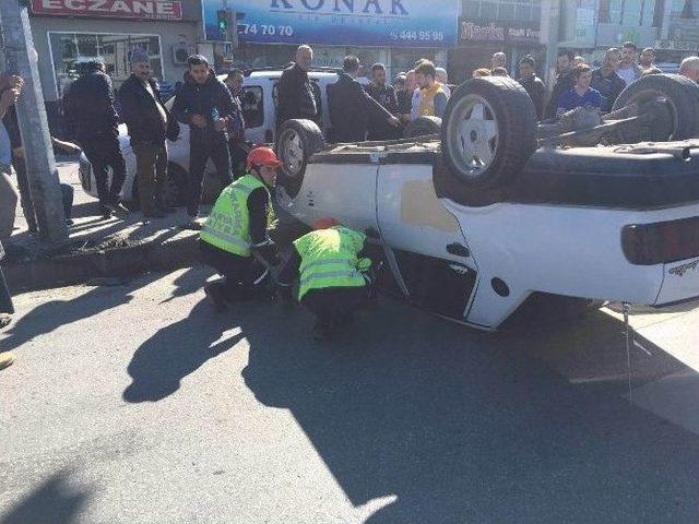 Direksiyon Hakimiyetini Kaybeden Sürücü Tabelaya Çarpıp Ters Döndü