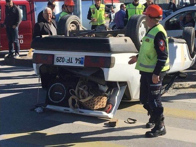 Direksiyon Hakimiyetini Kaybeden Sürücü Tabelaya Çarpıp Ters Döndü