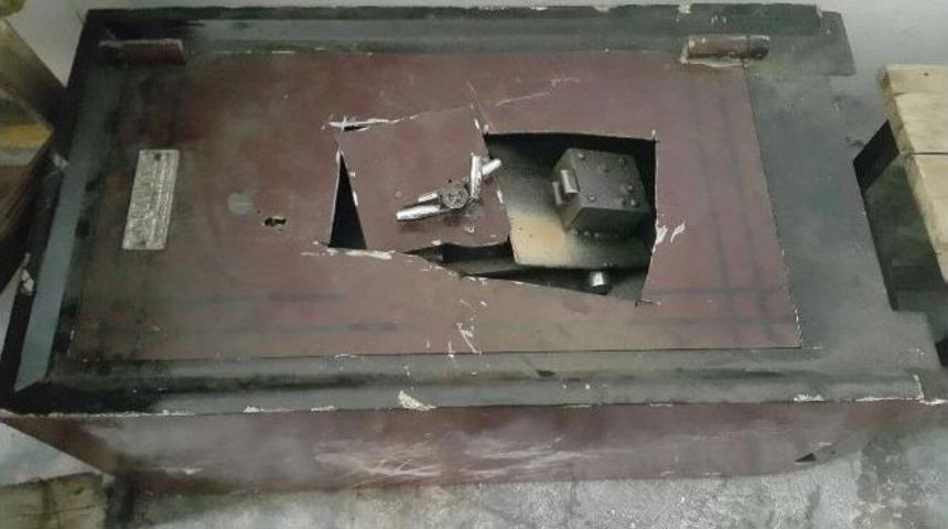 İş Yeri Sahibini Bağlayıp Para Kasasını &Ccedil;aldılar