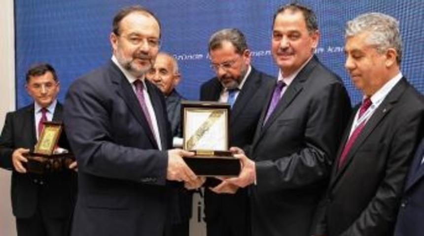 İl M&uuml;ft&uuml;leri Toplantısında D&uuml;zce&rsquo;ye &Ouml;d&uuml;l