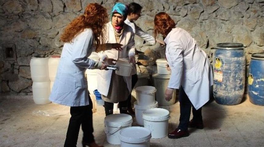 Ceyhan&rsquo;da &Ouml;ğretmen Ve &Ouml;ğrenciler Boya &Uuml;retiyor