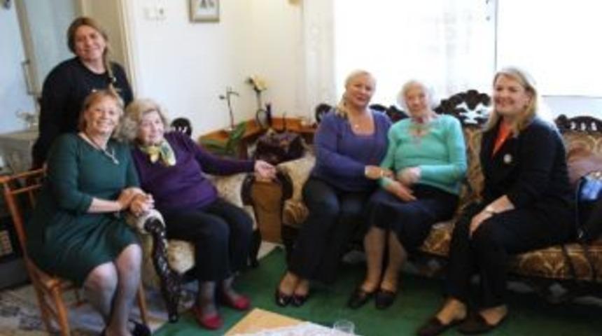 Chp Bodrum Kadın Kollarından Ebe Anneye Ziyaret