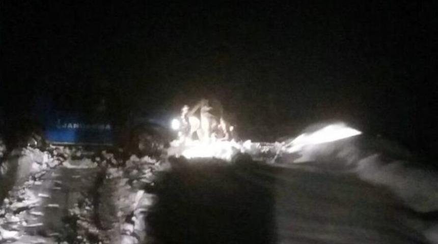 Yolda Mahsur Kalan Vatandaşları Jandarma Kurtardı