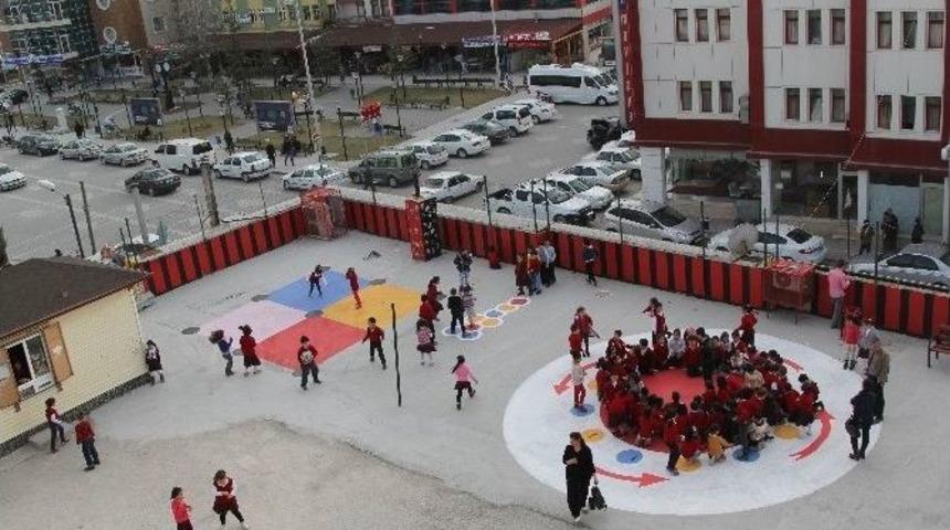 Cihanbeyli&rsquo;de Okullara Oyun Alanları &Ccedil;iziliyor