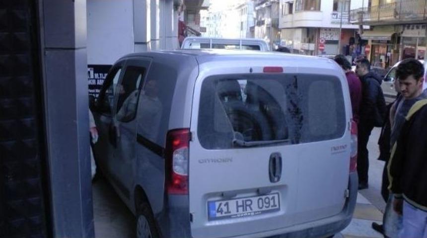 Akçakoca’da Freni Boşalan Araç Dükkana Girdi