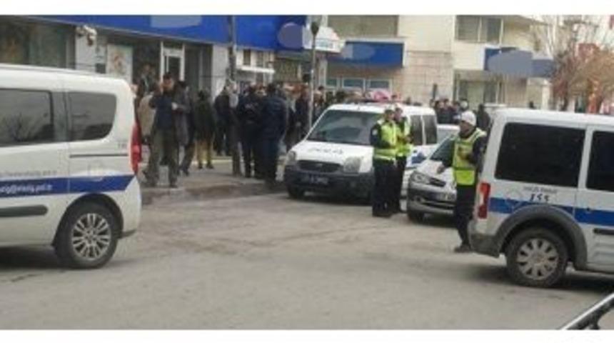 Elazığ&rsquo;da Bir Kadın Kendisini Aldatan Sevgilisini Silahla Kovaladı