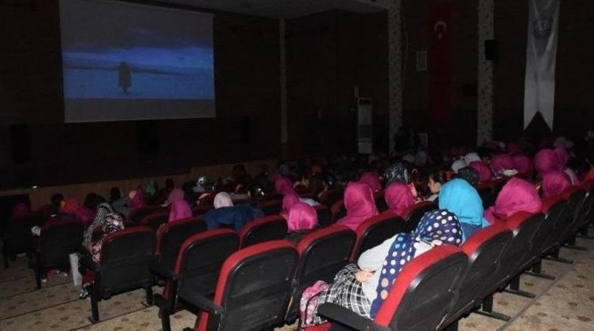 Öğrenciler Ücretsiz Sinema İzledi