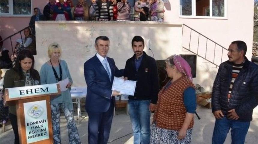 Edremit&rsquo;te İl&ccedil;e Protokol&uuml; Arıtaşı Mahallesinde Belge Dağıtım T&ouml;reninde Buluştu