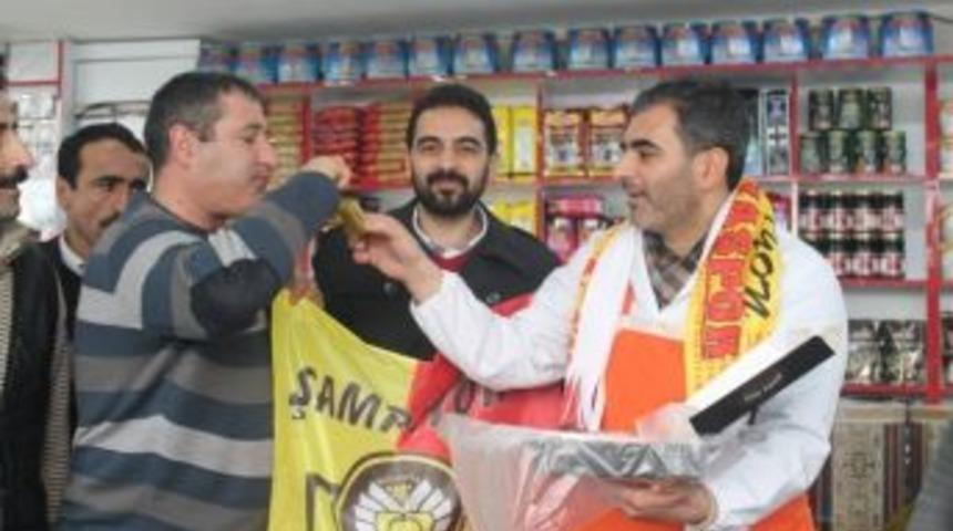 Alima Yeni Malatyaspor Derbiyi Kazandı, Esnaf Tatlı Dağıttı