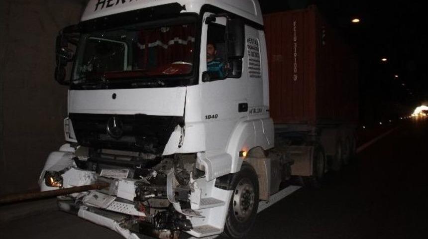 Tır Kazası Tem Otoyolu&rsquo;nu Kapattı