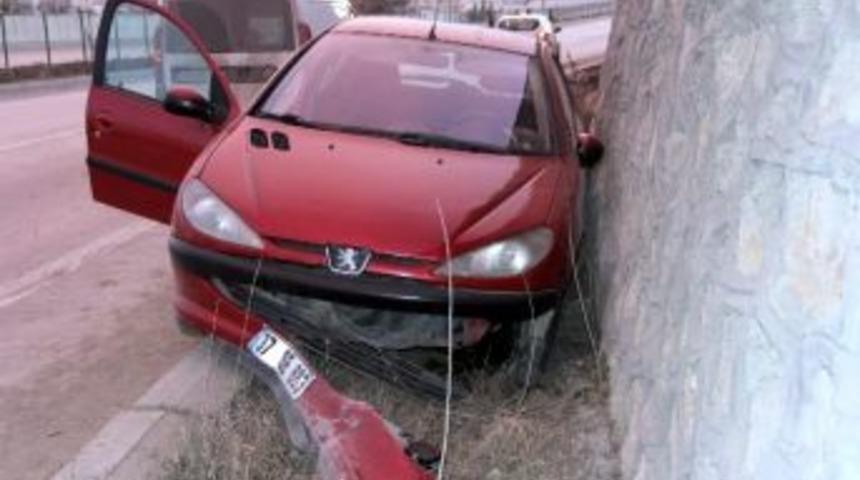 Yoldan &Ccedil;ıkan Otomobil, İstinat Duvarına &Ccedil;arptı: 3 Yaralı