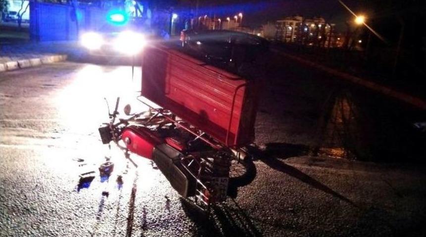 Salihli&rsquo;de Sepetli Motosiklet Devrildi: 2 Yaralı
