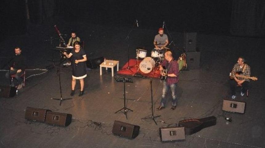 Ezginin G&uuml;nl&uuml;ğ&uuml; Gebzeli Hayranlarına Unutulmaz Bir Konser Verdi