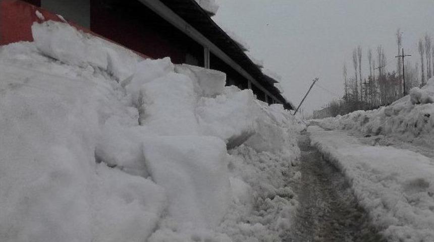 &Ccedil;ocukların Sıcak Havada Kar Keyfi