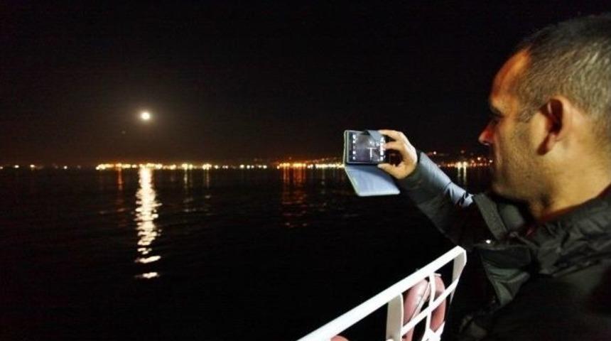 Manzarayı G&ouml;ren Cep Telefonuna Sarıldı