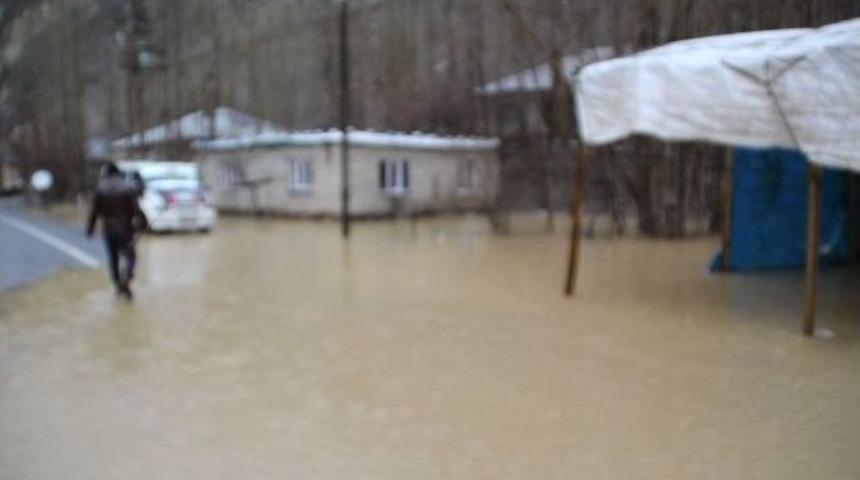 Menfez Tıkanınca Ev Sular Altında Kaldı