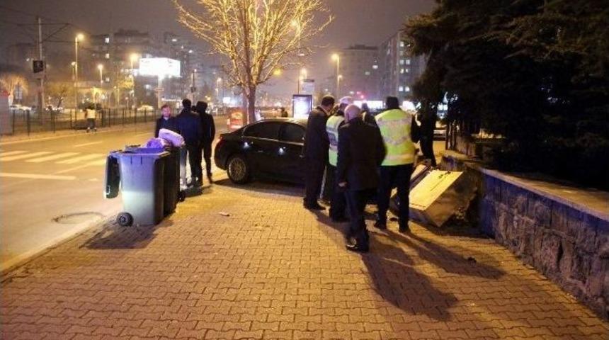 Kontrolden &Ccedil;ıkan Otomobil Duvara &Ccedil;arparak Durabildi