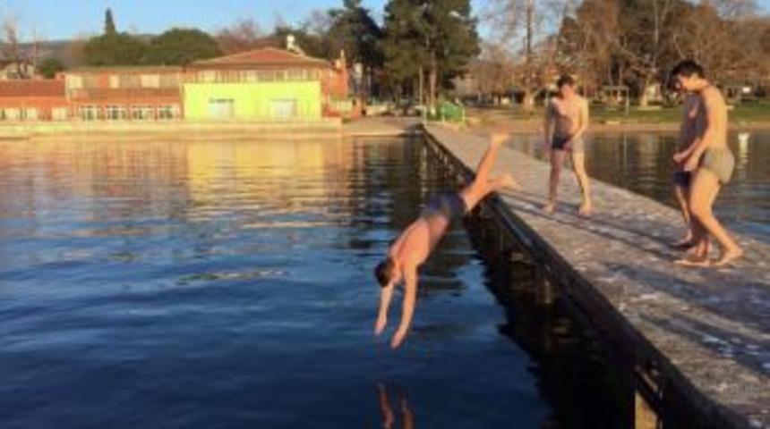 Kış Ortasında G&ouml;lde Y&uuml;zd&uuml;ler