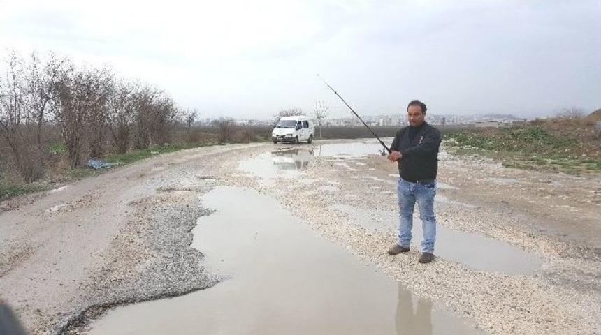 (&ouml;zel Haber) Ana Yolda Olta İle Balık Avladı