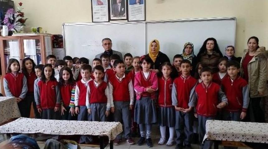 &Ouml;ğrenciler Har&ccedil;lıklarını Biriktirip Şehit Ailesine Bağışladı