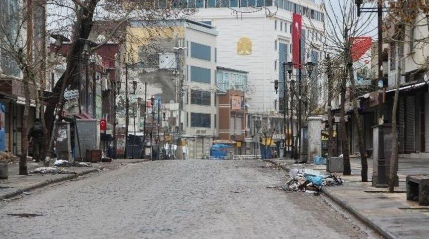 Sur Esnafı Patlama Sesleri Altında M&uuml;şteri Bekliyor