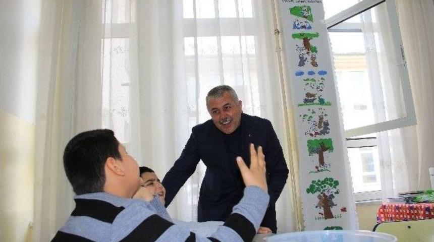 Başkan Toksoy Otizmli &Ouml;ğrencileri Ziyaret Etti