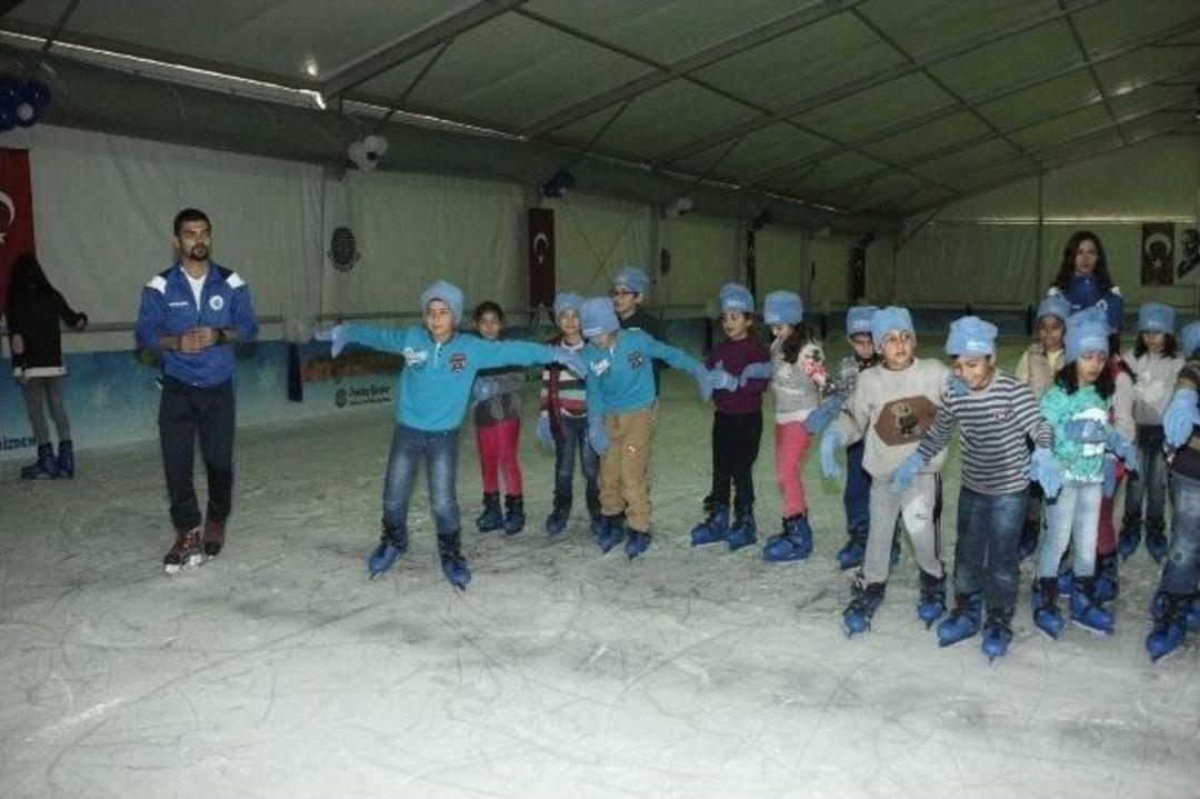 Seyhan&rsquo;da Devasa Buz Pisti A&ccedil;ıldı