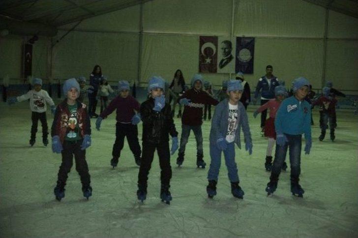 Seyhan’da Devasa Buz Pisti Açıldı G3