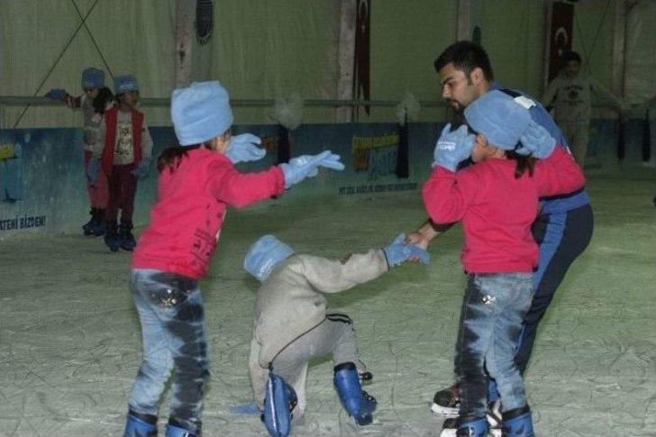 Seyhan’da Devasa Buz Pisti Açıldı G5