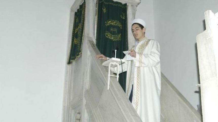 Gen&ccedil; Hatibler, Minberde Yeteneklerini Sergiledi