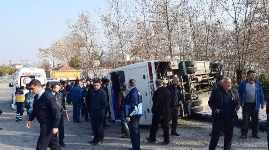 Malatya&rsquo;da İş&ccedil;i Servisi Devrildi: 4 Yaralı