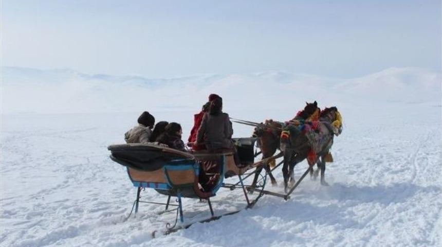 Kaymakam Teog&acute;ta Başarılı Olan &Ouml;ğrencileri Kayak Gezisi İle &Ouml;d&uuml;llendirdi