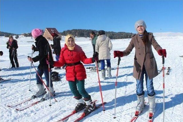 Kaymakam Teog´ta Başarılı Olan Öğrencileri Kayak Gezisi İle Ödüllendirdi