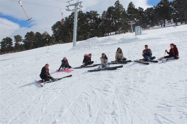 Kaymakam Teog´ta Başarılı Olan Öğrencileri Kayak Gezisi İle Ödüllendirdi