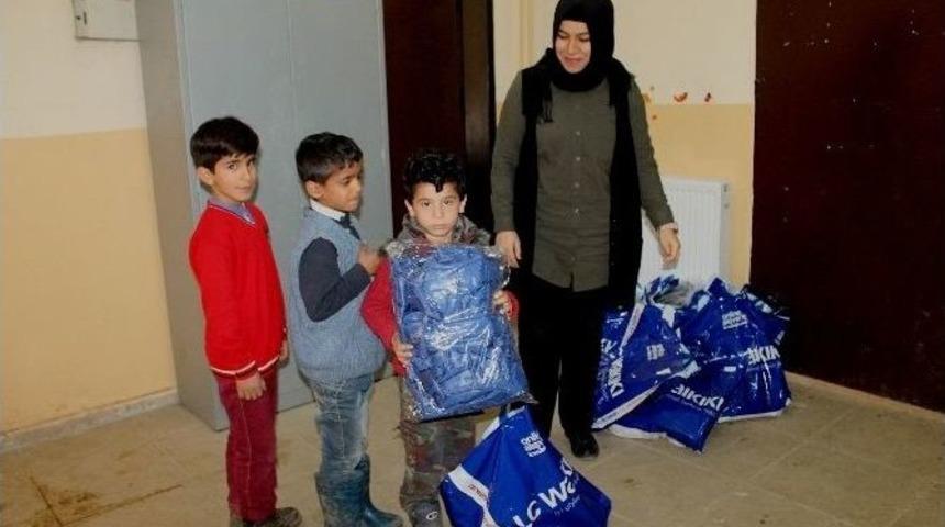 Beyt&uuml;şşebap&rsquo;ta &Ouml;ğrencilere Kıyafet Yardımı