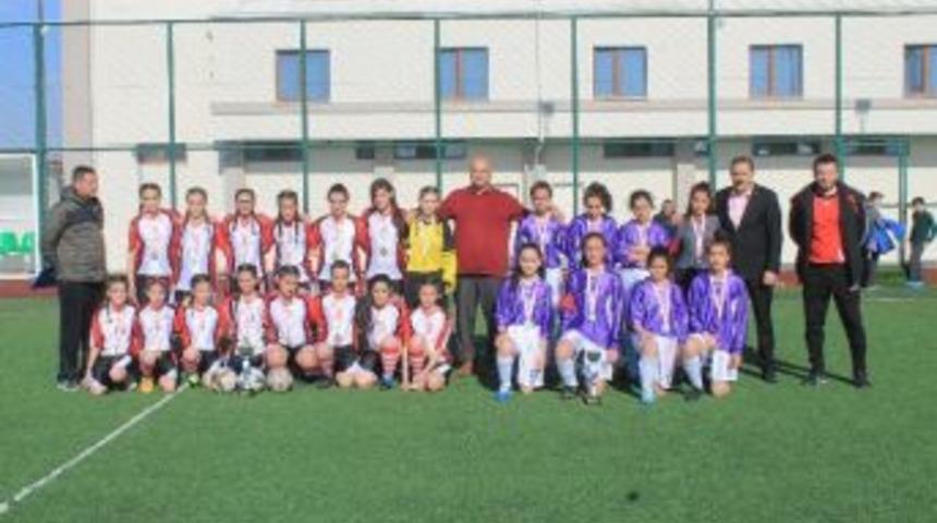 Yıldız Kızlar Futbolda Şampiyon İstiklal Ortaokulu Oldu