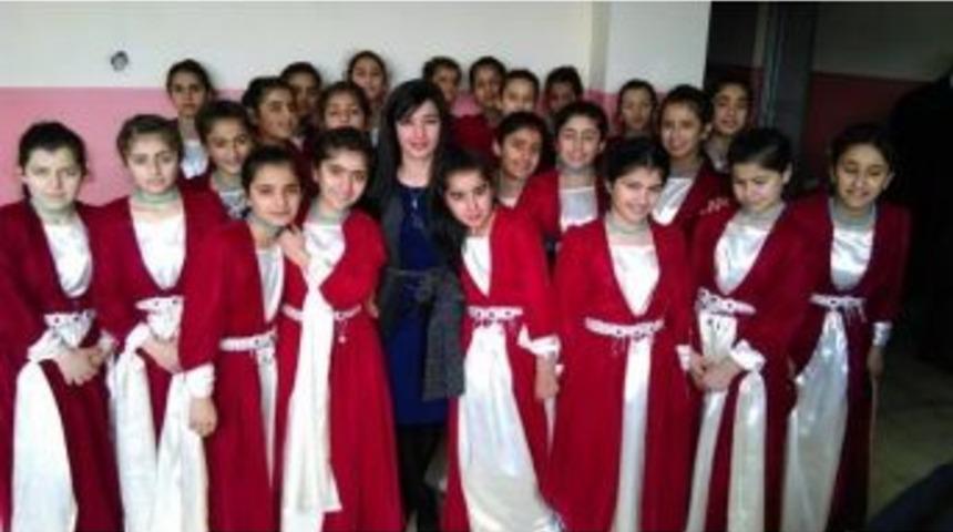 Hakkari&rsquo;de Okullar Arası Halk Oyunları İl Biriciliği Heyecanı