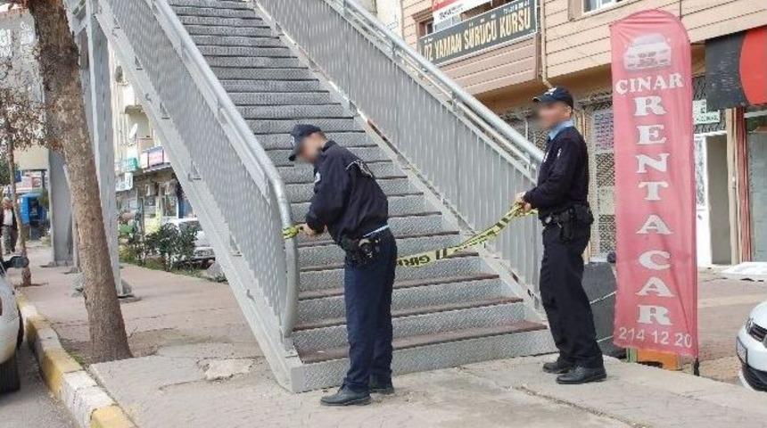 Emniyet M&uuml;d&uuml;rl&uuml;ğ&uuml; Karşısı Okul &Ouml;n&uuml;nde Ş&uuml;pheli &Ccedil;anta Paniği