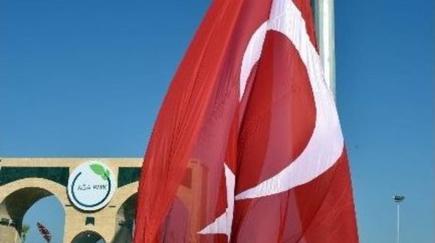 Ege Ve Akdeniz&rsquo;in En B&uuml;y&uuml;k T&uuml;rk Bayrağı Aliağa&rsquo;da Dikildi