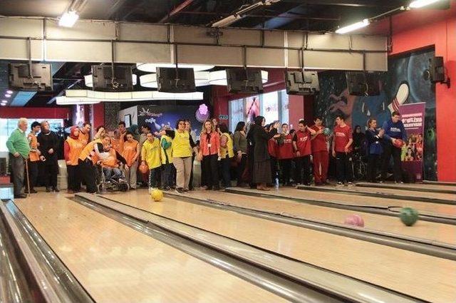 ‘engelleri Yıkalım Bowling Turnuvası’nda İlk Gün Müsabakaları Renkli Görüntülere Sahne Oldu