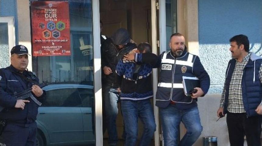 Sucuk &Ccedil;alarken Yakalandılar